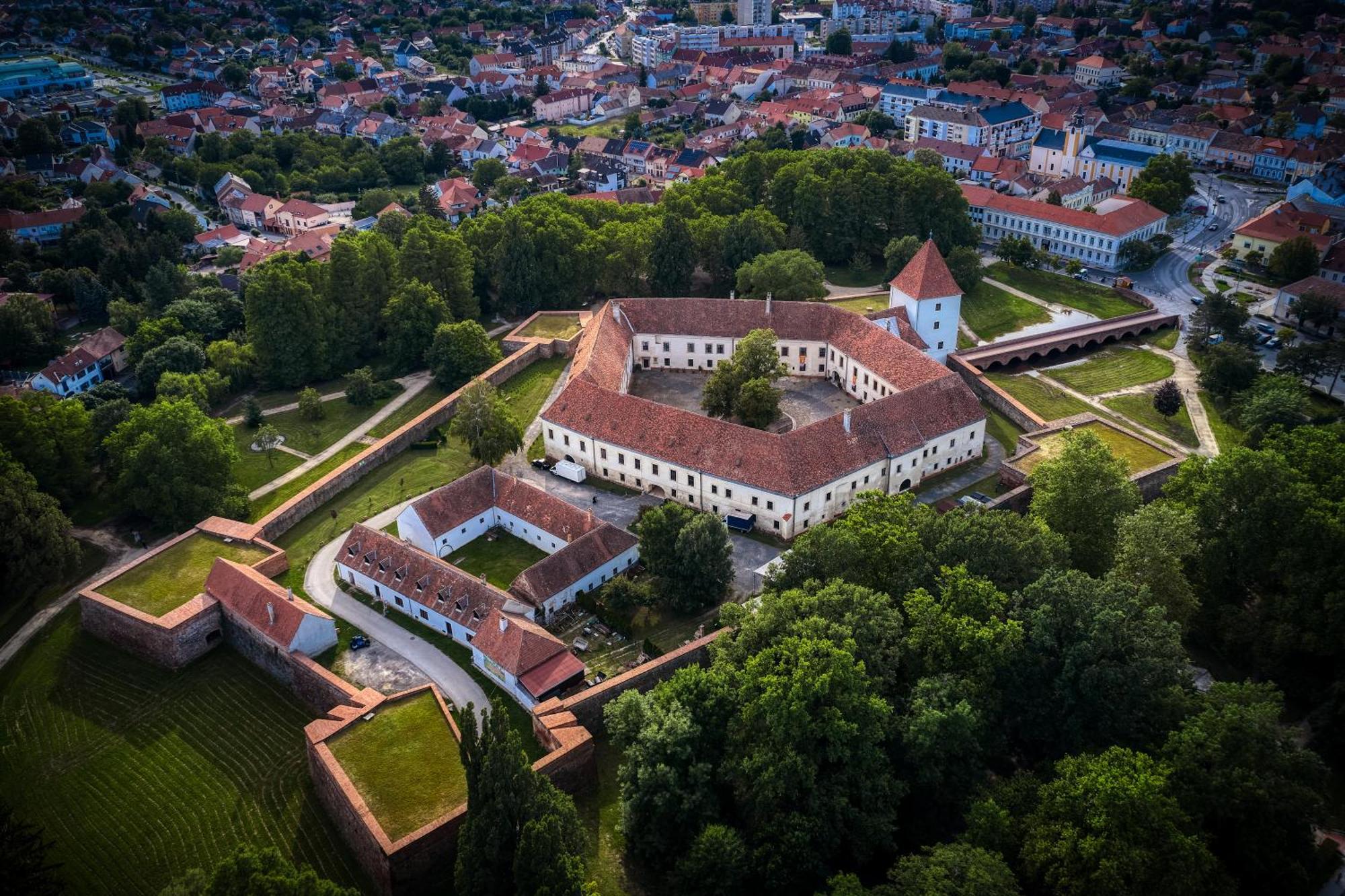Bassiana Hotel Es Etterem Sárvár Exterior foto